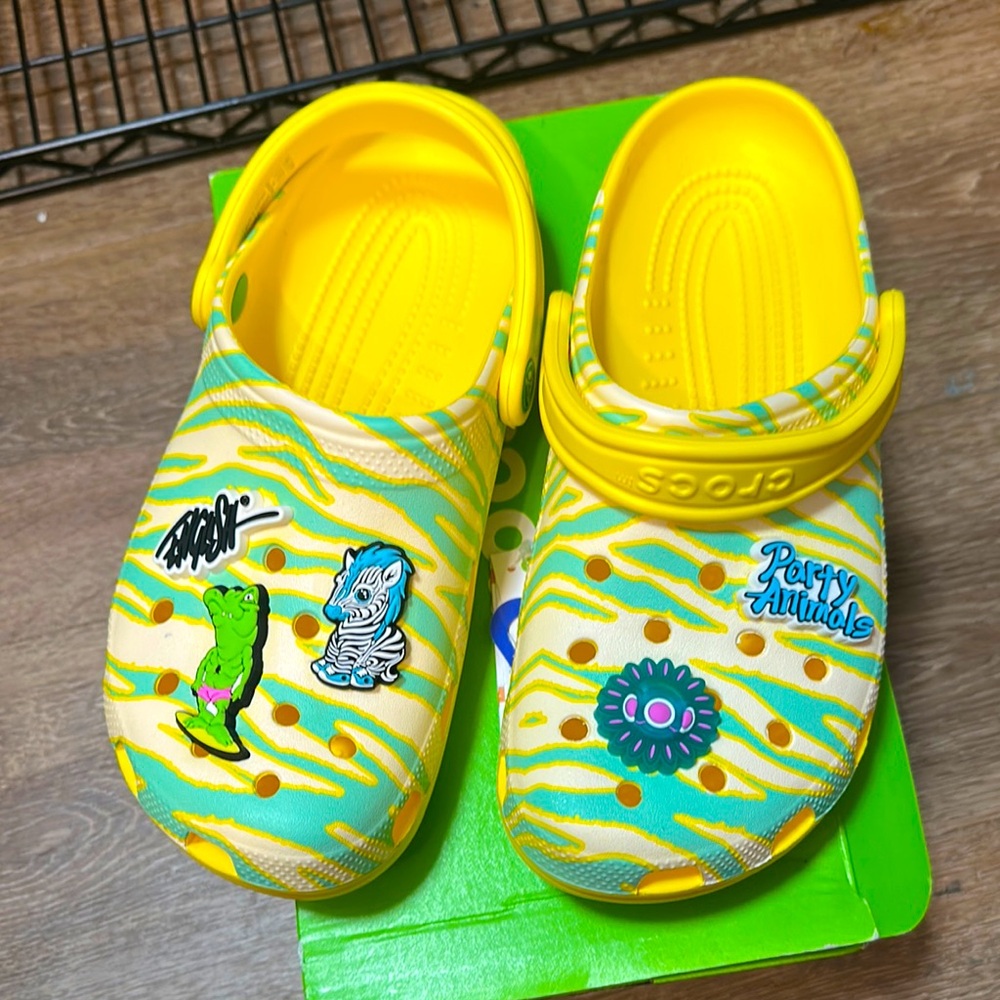 CROCS Kids' Vibrant Yellow and Green Clogs size 6